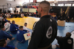 Competidores da 1ª Copa PMPR de Jiu-Jitsu passam por pesagem antes de início do torneio