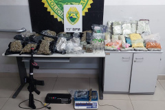 A ação foi realizada no bairro Pinheirinho após uma denúncia anônima que revelou um esquema de tráfico de drogas em uma residência na Rua Marques de Beccaria, utilizada como ponto de armazenamento. O suspeito confessou aos policiais que as drogas eram de sua propriedade.