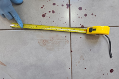 Polícia Científica identifica suspeito de homicídio pela pegada com sangue no chão