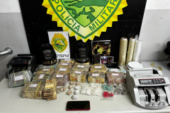 Na abordagem, os policiais encontraram R$ 494,6 mil reais em espécie, além de duas máquinas de contar cédulas. Também foram apreendidas porções de drogas cocaína, crack e maconha.