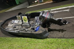 PMPR, PCPR e PF apreendem embarcação com 937 quilos de maconha em Santa Helena