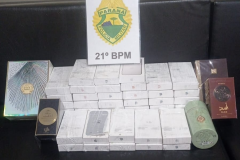 A Polícia Militar do Paraná (PMPR), em operação conjunta com a Receita Federal, realizou a apreensão de 43 celulares de diversos modelos e cinco perfumes importados na manhã desta quarta-feira (22), em um ônibus interestadual. Os produtos estão avaliados em R$ 350 mil. A ação ocorreu por volta das 08h30, após a equipe policial do 21º Batalhão de Polícia Militar (BPM) receber uma denúncia anônima informando sobre um ônibus que fazia a rota de Porto Alegre (RS) a Santarém (PA). A denúncia indicava que uma mul