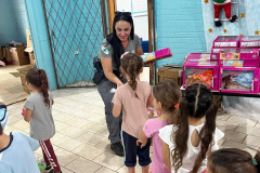 Polícia Penal do Paraná realiza entrega de brinquedos para 168 crianças em Rio Bonito do Iguaçu