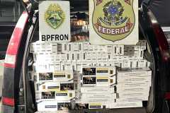 PMPR e PF apreendem veículo com 1,5 mil pacotes de cigarros contrabandeados