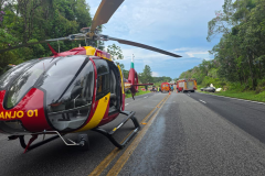 Corpo de Bombeiros atende com caminhões, ambulância e helicóptero um acidente que paralisou a Alexandra-Matinhos