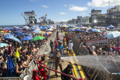 Banhos de mangueira, água e ambulâncias: Estado cuida do público antes e durante shows no Litoral