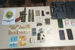 PMPR apreende arma de calibre restrito e prende duas pessoas por tráfico de drogas em Pontal do Paraná