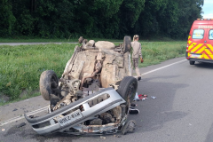 Corpo de Bombeiros atende capotamento com vítimas graves na BR-277, em Paranaguá