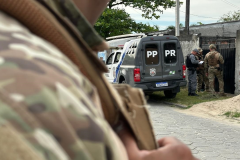 Polícia Penal do Paraná cumpre mandado de prisão durante reforço da monitoração eletrônica no litoral