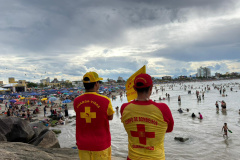 Homem, jovem e fora da área dos guarda-vidas é maioria dos afogados do Litoral no verão