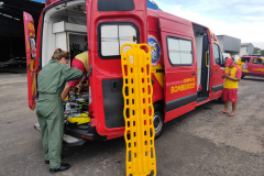 Bombeiros realizam resgate após queda de plano elevado no Litoral