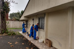 Custodiados do Litoral do Paraná atuam em limpeza e manutenção de escolas e postos de saúde 