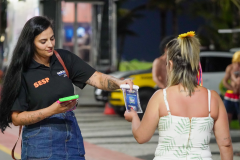 Disque Denúncia realiza ação interativa na orla de Matinhos