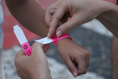 Pulseiras de identificação reforçam a segurança nas praias durante o Verão Maior Paraná