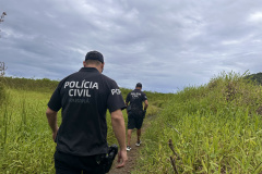 A Polícia Civil do Paraná (PCPR) realizou na última terça-feira (17), uma operação na cidade de Guaraqueçaba, região de Antonina, que resultou no cumprimento de três mandados de prisão e um mandado de busca e apreensão.  A ação ocorreu após investigação que apura a prática de crimes na região. Os mandados foram expedidos pelo Poder Judiciário com base em elementos colhidos no curso das apurações.  “Durante a operação, os policiais localizaram e prenderam três pessoas, que não ofereceram resistência. Elas fo
