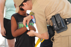 Forças de segurança reforçam importância das pulseiras de identificação no Carnaval