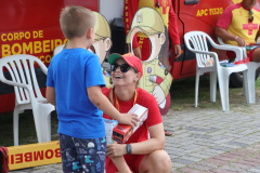 Bombeiros promovem educação preventiva para crianças sobre cuidados no mar no Carnaval