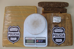 Os investigadores encontraram cinco quilos de maconha e uma balança de precisão