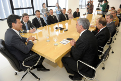 Governador Beto Richa acompanhado pelo presidente do TRE Irajá Romeu Matter e pelo secretário de Segurança Pública, Reinaldo de Almeida César, assinam Termo de Cooperação Técnica para cessão de funcionários do estado para ajuda no recadastramento biométrico de eleitores e uso das informações pelo Instituto de Identificação do Paraná.