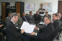 O delegado-geral da Polícia Civil, Marcus Vinicius da Costa Michelotto, entregou, na manhã desta quarta-feira (26), o novo estatuto da Polícia Civil ao secretário da Segurança Pública do Estado, Reinaldo de Almeida Cesar. 