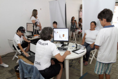 Instituto de identificação vai ao litoral fazer documentos de quem ainda não possui identidade. Morretes, 15-02-2012.