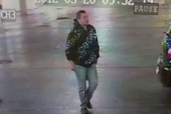 O suspeito é investigado pela polícia. Quem tiver informações ligar no (41) 3365-3748