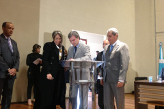 Secretária Nacional de Segurança Pública, Regina Miki, o secretário da Segurança Pública do Paraná, Reinaldo de Almeida Cesar, e o governador do Mato Grosso do Sul, André Puccinelli, assinam convênio para repasse de recursos.