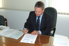 Diretor do Instituto de Criminalística do Paraná, Antonio Edison Vaz de Siqueira, assina o convênio.