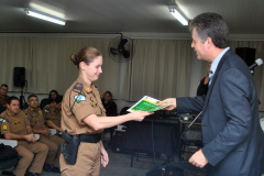 Chefe de gabinete da Secretaria da Segurança Pública, Walter Gonçalves, entrega diploma do curso. 
