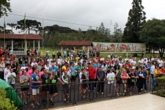 A Academia Policial Militar do Guatupê (APMG) realizou neste domingo (29), em São José dos Pinhais, a 1ª Prova Cross Country, que reuniu centenas de policiais e bombeiros militares, atletas e integrantes da comunidade. Curitiba, 29/11/2015.Foto: Feliphe Aires/PMPR