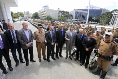 O governador Beto Richa entrega ao comandante do BPTRAN, ten. cel. QOPM Valterlei Mattos de Souza, 100 motocicletas para cinco municípios do Paraná. Participaram da solenidade: Comandante Geral da PMPR, cel. Cezar Kogut, secretário de Segurança, Wagner Mesquita, presidente da Assembléia Legislativa, Ademar Traiano, entre outros.Curitiba, 14-12-15.Foto: Arnaldo Alves / ANPr.