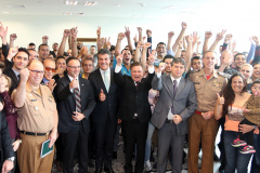 O Governador Beto Richa assina autorização para contratação de 2.222 policiais militares, 609 bombeiros e 66 delegados da Polícia Civil.Curitiba, 21/12/2015Foto: Orlando Kissner / ANPr