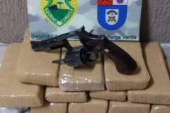 Revólver e tabletes de maconha são apreendidos por policiais ambientais durante abordagem em Iporã