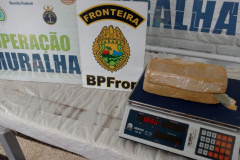 Na região de fronteira, policiais militares apreendem mais de 9 quilos de maconha dentro de bagagem