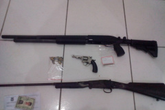 Polícia Militar, com o apoio da Polícia Civil, cumpre mandados no Litoral do estado e conduz sete pessoas; armas, drogas e dinheiro são apreendidos

