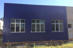 As obras de acabamento na construção do novo Instituto Médico Legal (IML) de Londrina, no Norte do Estado, atingiram uma nova fase. Agora no mês de setembro começaram a ser instalados os vidros e janelas de alumínio da edificação. Engenheiros da Paraná Edificações fiscalizam e coordenam o andamento da obra. 29/09/2016.Foto: Divulgação Paraná Edificações