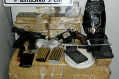 Em Marialva, policiais militares apreendem armas de fogo, munições, crack e 104 quilos de maconha