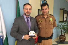 Wagner Mesquita recebe homenagem da equipe de batedores de escolta da Tocha Olímpica