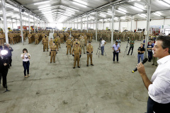 Gov. Beto Richa acompanhado pleo secretário de segurança pública, Wagner Mesquita e demais autoridades, participa da formatura da turma do curso de formação de soldados PM/BM 2016/2017.Cascavel, 11/01/2017Foto: Julio Cesar Souza / ANPr