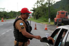 Pontal do Paraná, 24 de fevereiro de 2017 - BPRV realiza operação com cães em rodovia.