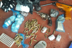 Dupla envolvida em explosões de caixas eletrônicos é presa em flagrante com explosivos, arma e munições

