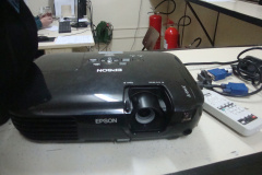 Paciente vai à consulta, leva retroprojetor de posto de saúde e é preso

