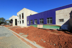 As obras do novo prédio do Instituto Médico Legal (IML) de Londrina (Norte) atingiram cerca de 70% dos serviços previstos no cronograma neste mês de julho. Com mais de 30 profissionais envolvidos na construção da estrutura, foram iniciadas novas frentes de trabalho no local, entre elas, a pintura interna dos laboratórios de criminalística, o revestimento do auditório e a colocação do calçamento externo e dos pisos drenantes do estacionamento.Londrina, 01/08/2017.Foto: Jorge Woll/SEIL