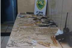 Em Maringá, policiais militares apreendem pistola e recuperam joias roubadas