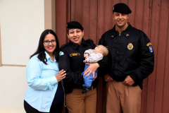 Curitiba, 16 de Agosto de 2017. Policiais Militares visitam bebe que salvaram.