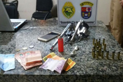 Dupla é presa e armas e drogas apreendidas pela PM em Jacarezinho
