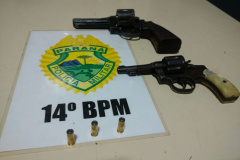 Dupla rouba residência e faz vítima refém, mas PM intervém e apreende armas fogo em Foz do Iguaçu

