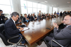 O governador Beto Richa assinou nesta segunda-feira (23), no Palácio Iguaçu, em Curitiba, contrato da Celepar com o Clube Atlético Paranaense para prestação de serviço de biometria no Estádio Joaquim Américo (Arena da Baixada). O sistema é pioneiro amplia a segurança nos jogos e em grandes eventos realizados no estádio.Curitiba, 23/10/2017.Foto: Arnaldo Alves/ANPr