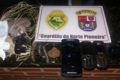 PM flagra dupla jogando objetos para dentro de delegacia em Jacarezinho