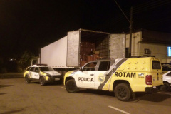 Caminhão, carro e 13 mil caixas de cigarros são apreendidos pela PM em Manoel Ribas
